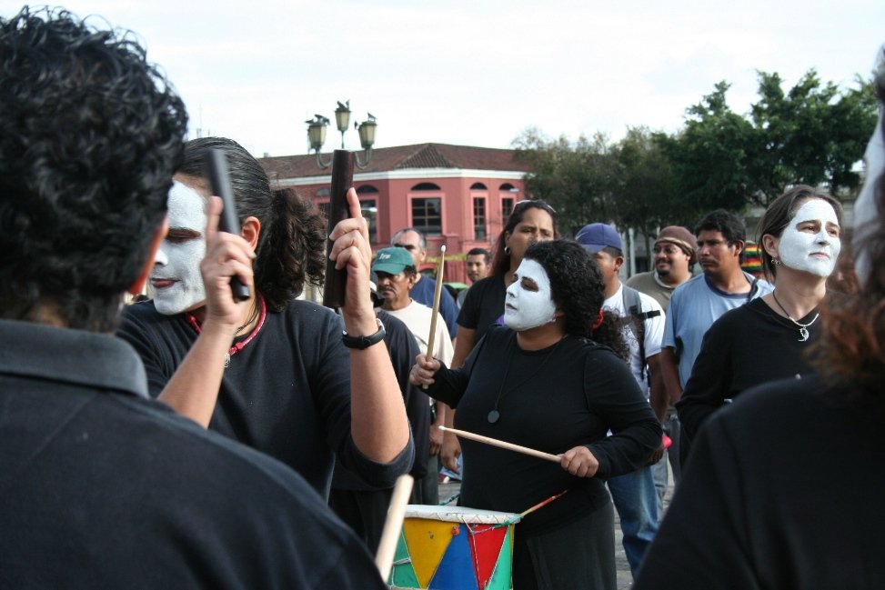  Batucada Feminista durante una manifestación frente al Palacio Nacional en la ciudad de Guatemala. Crédito: Batucada Feminista Blogspot 